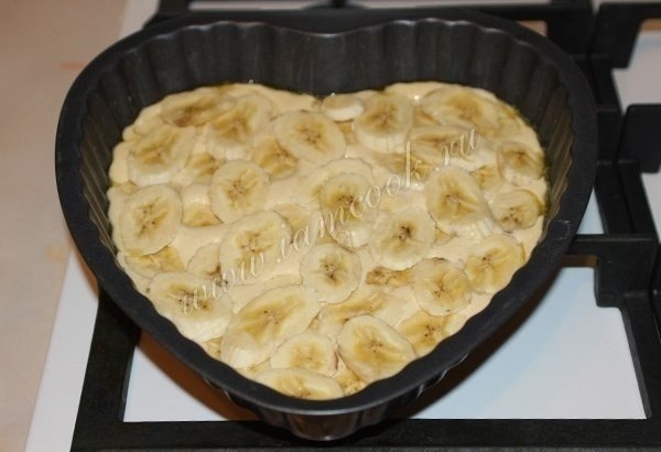 Шарлотка с бананами.Ингредиенты:Яйца куриные: 3 штСахар: 200 граммМука: 200 граммРазрыхлитель: 1 ... - 5