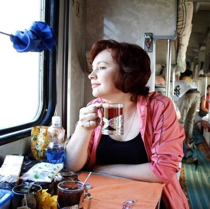 :) Ехала в купе с девочкой-моделью. Нежнейшая мраморная кожа, длинная шея, вырез, выставляющий ...