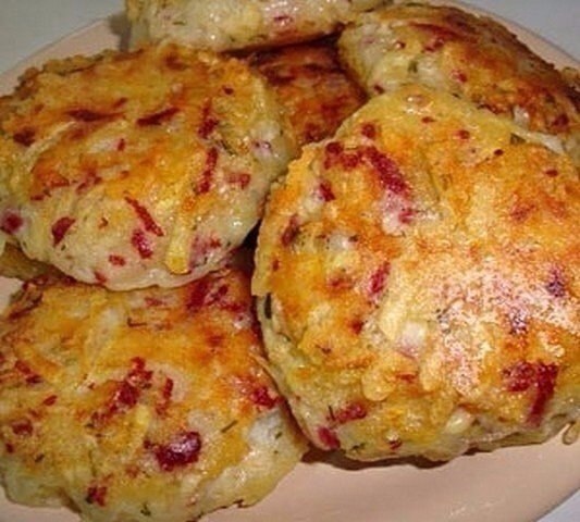 МУЖ ЗАЦЕЛУЕТ ВАС ЗА ЭТУ ВКУСНЯТИНУ !!! .Драники с ветчиной, сыром и зеленьюИнгредиенты:-картофель - ...