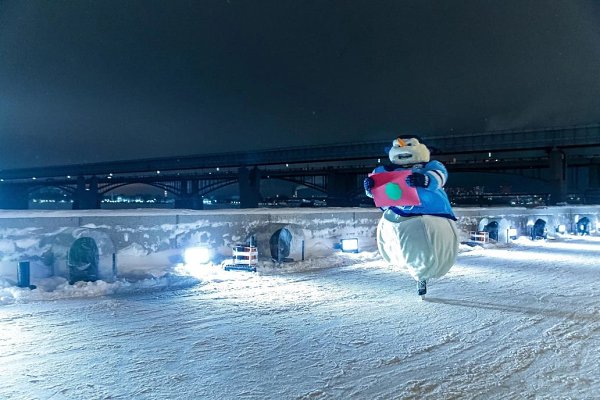 Самый большой каток в России, Новосибирск.Длина катка составила 1300 метров - 2