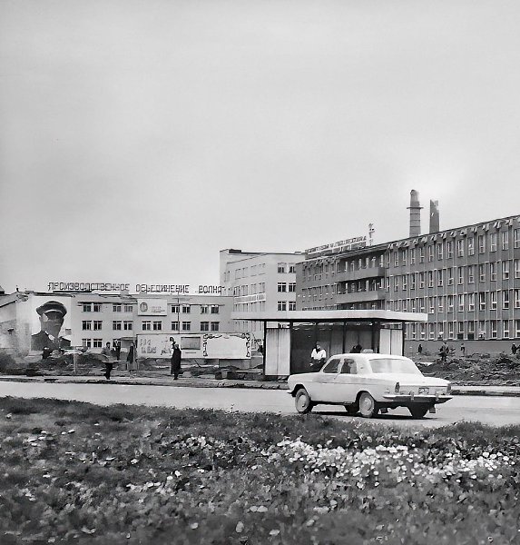 Город Новгород, 80-е годы. Улица Ленинградская и площадь Строителей. Производственное объединение ...