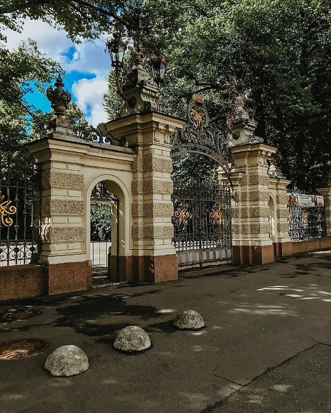 Алексеевскии сад - живописное место на Коломенском острове.Он появился в XIX веке после ...