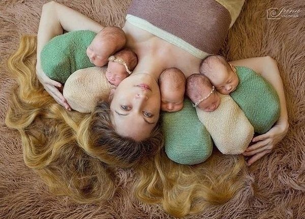 Эту женщину зовут Оксана Кобелецкая. В 2016 году она родила пятерняшек. Через полгода из семьи, в ... - 3