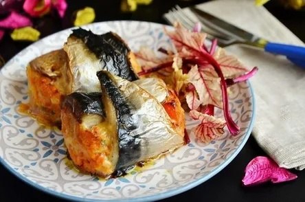 Рулетики из скумбрии с сыром и овощами.Ингредиенты:Скумбрия — 2 шт.Сыр — 100 гЛук репчатый — 1 ...