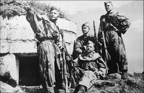 Смекалка наших советских снайперов во время боев на Верхнем Дону, позволила без потерь уничтожить ...