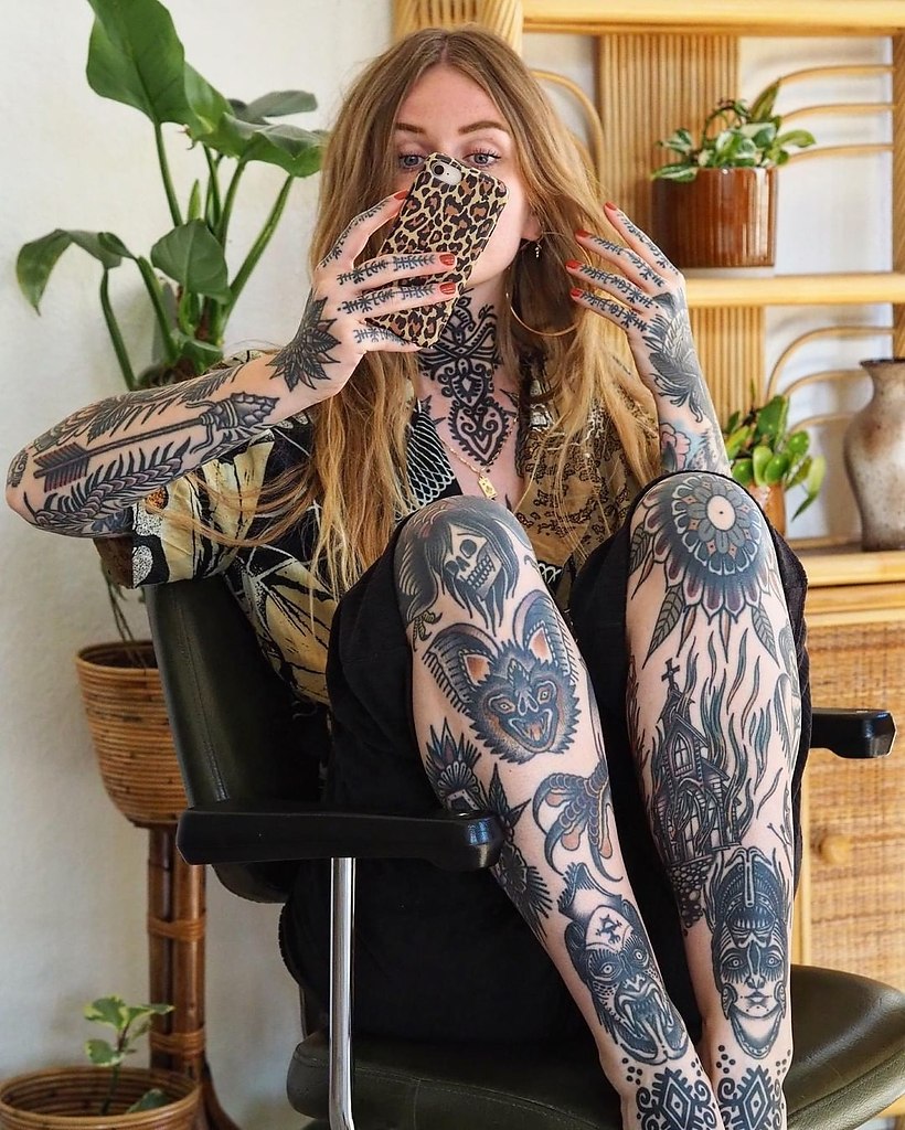 Забитая девочка это. Рукав женский. Тату на ноге полностью забитая. Татуированные женские ноги. Девчонки с тату.