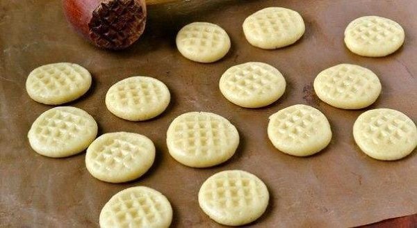 Печенье на сковороде.Ингредиенты:-3 ст. л. масло подсолнечное рафинированное-1.5 ст. мука ... - 5