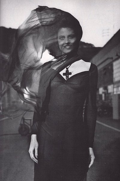 Огненная Сигурни Уивер в объективе Хельмута Ньютона, Vogue Italia, 1983 год. - 3