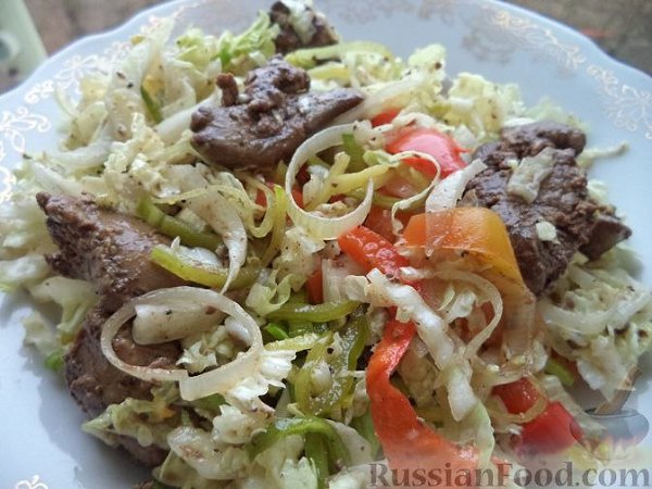 Салат из куриной печени и пекинской капусты.Интересный салат с куриной печенью, которую удачно ...