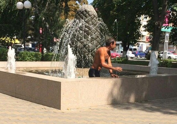 На солнцепёке.Мне снилась снежная зима в разгаре лета,С её морозами и стужей по ночам.А наяву в ...