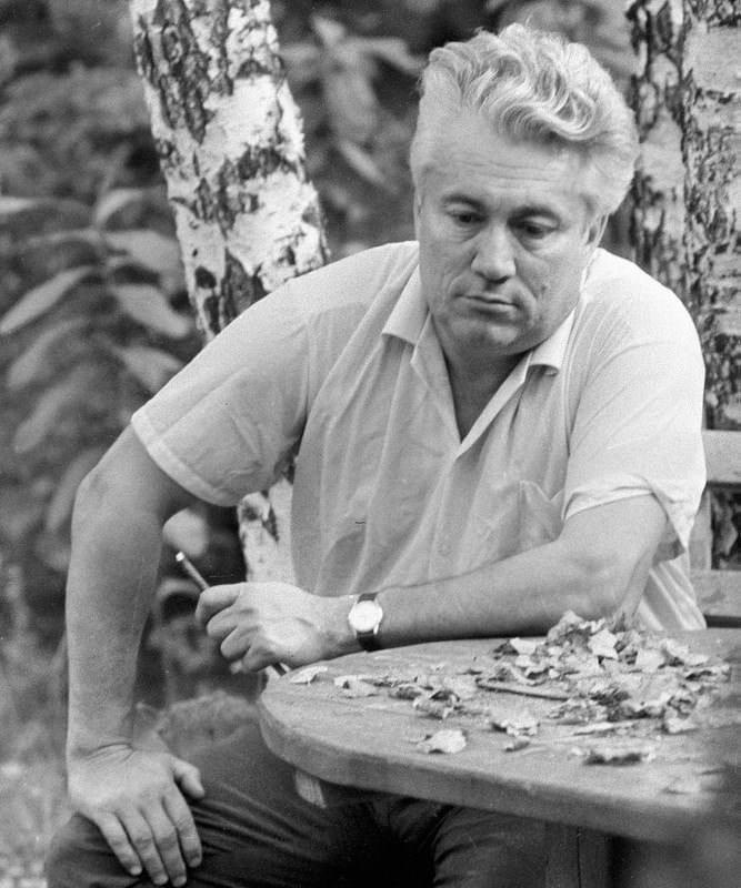 — Юрий Маркович, что такое счастье? — Вы помните «Прощай, оружие!» Хемингуэя? Там лейтенант Генри ...