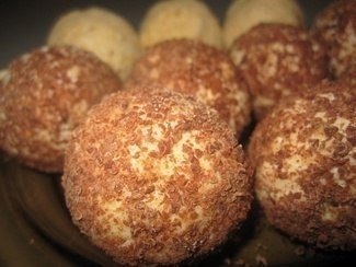 Творожные шоколадные шарики.Очень вкусное и полезное лакомство для детей.Возьмём 100 грамм творога20 ...