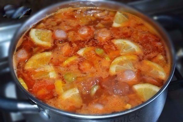 Солянка .Ингредиенты:Сосиски — 2 шт.Лук — 1 шт.Морковь — 2 шт.Картофель — 2 шт.Огурцы корнишоны — 5 ...