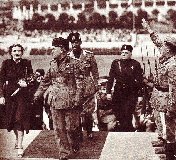Муссолини и его дочь Эдда в 1930-е годы во время военного парада.