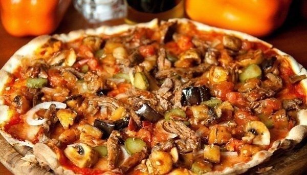 ТОП-5 РЕЦЕПТОВ ВКУСНОЙ ПИЦЦЫ .1.КЛАССИЧЕСКАЯ ПЕПЕРОНИИНГРЕДИЕНТЫ: 250 гр Теста для пиццы 170 гр Сыр ...