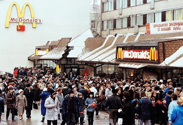 Очередь в первый МакДоналдс на Пушкинской, Москва, 1991 год