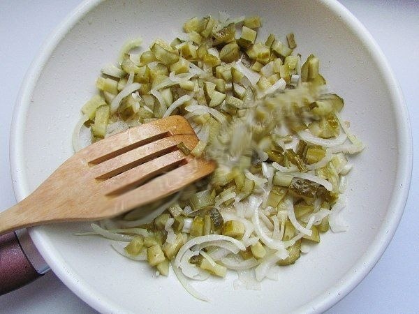 Солянка с колбасой и курицей.Ингредиенты:Куриная грудка - 350-400 граммов; колбаса копченая - 200 ... - 4