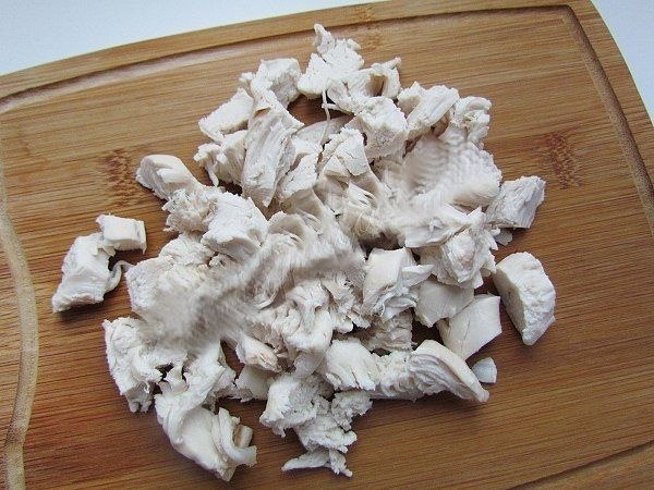 Солянка с колбасой и курицей.Ингредиенты:Куриная грудка - 350-400 граммов; колбаса копченая - 200 ... - 2