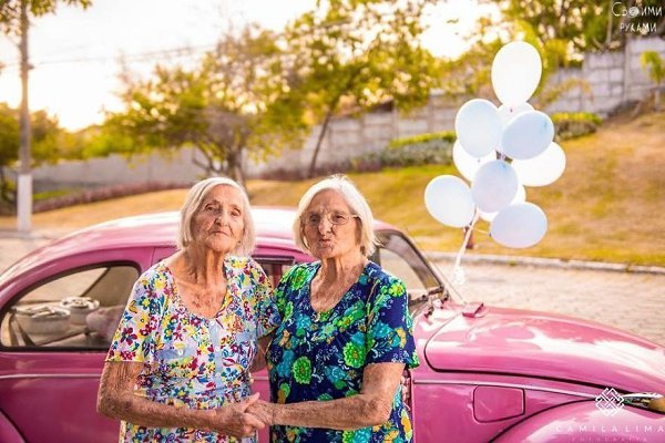 Сестры-близнецы из Бразилии отметили свой 100-ый день рождения милой фотосессией. - 10
