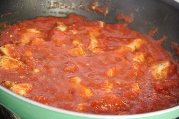Куриная грудка с помидорами на сковороде.Ингредиенты: Грудка куриная — 400-500 гПомидоры — 400 ... - 8