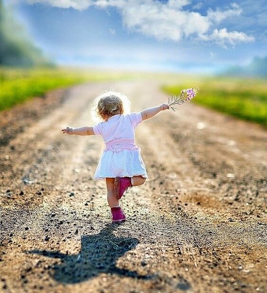 А жизнь прекрасна - как ни посмотри! Гармонией пленяет, взглядом в вечность. О, сколько в ней ...