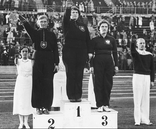 1938 г. Чемпионат Европы по легкой атлетике, Вена - толкание ядра среди женщин. Первое место ...