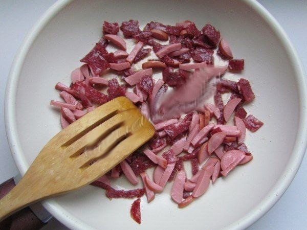 Солянка с колбасой и курицей.Ингредиенты:Куриная грудка - 350-400 граммов; колбаса копченая - 200 ... - 3