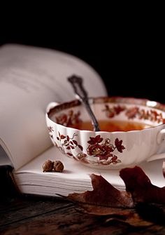 От суеты бы не устать.. Не разучиться б удивляться. И жить, лишь мудрости под стать, И быть - да, ...