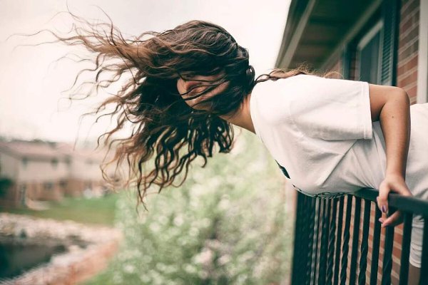ЛИШНЯЯ В ЭТОМ МИРЕ.Муж вернулся поздно и навеселе. Ирина, вышедшая в прихожую, печально опустила ...