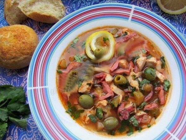 Солянка с колбасой и курицей.Ингредиенты:Куриная грудка - 350-400 граммов; колбаса копченая - 200 ...
