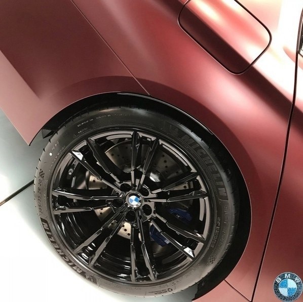 BMW F90 M5   Frozen Dark Red.Ka a? - 5