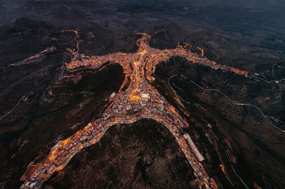 Город Чентурипе расположен в регионе Катания на острове ...