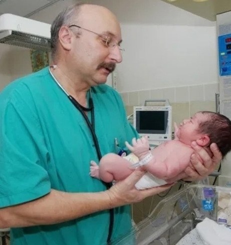 Сегодня день рождение у врача, который принимал у меня роды. Настоящий золотой человек. Пожелайте ...