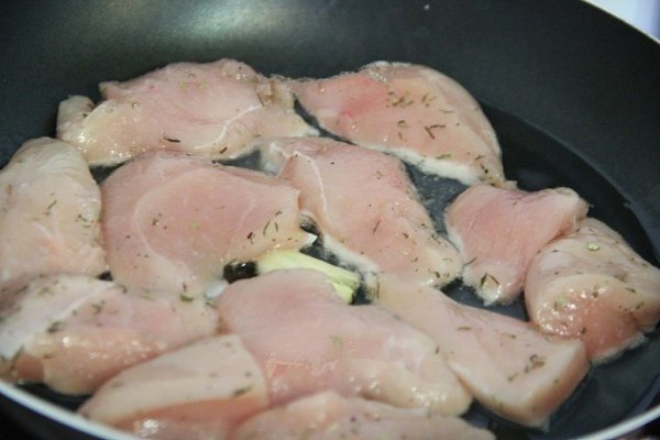 Куриная грудка с помидорами на сковороде.Ингредиенты: Грудка куриная — 400-500 гПомидоры — 400 ... - 4