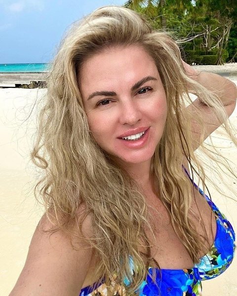 Анна Семенович улетела на Мальдивы и занялась инфоцыганством.43-летняя экс-солистка