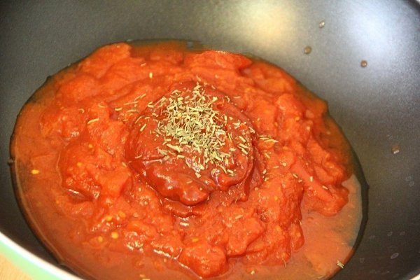 Куриная грудка с помидорами на сковороде.Ингредиенты: Грудка куриная — 400-500 гПомидоры — 400 ... - 5