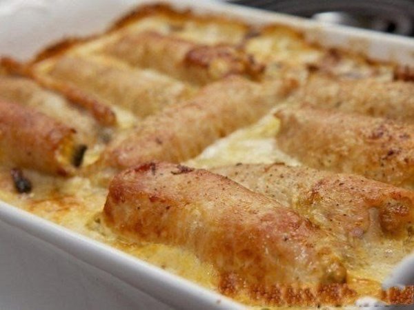 Рулетики мясные к праздничному столу.Ингредиенты:Свиное филе - 700 г.Грибы - 500 г.Лук репчатый - 2 ... - 7