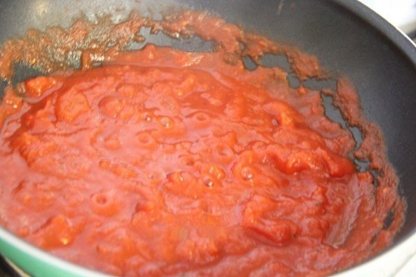 Куриная грудка с помидорами на сковороде.Ингредиенты: Грудка куриная — 400-500 гПомидоры — 400 ... - 6