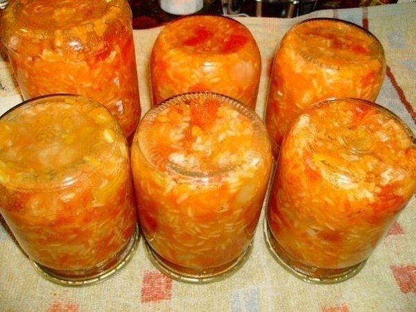 Салат с рисом. 3кг. помидор по 1кг. -лук , морковь и перец 1-2 стакана риса , 2 стакана раст . масла ...