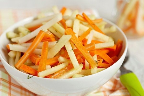 5 рецептов низкокалорийных салатов с морковью. 1. Морковный салат с яйцом . На 100 гр - 88.26 ккал ...