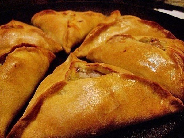 Эчпочмак.Вам потребуется: кефир 0.5 стакана сметаны чайная ложка соли, соды и разрыхлителя желток ... - 9