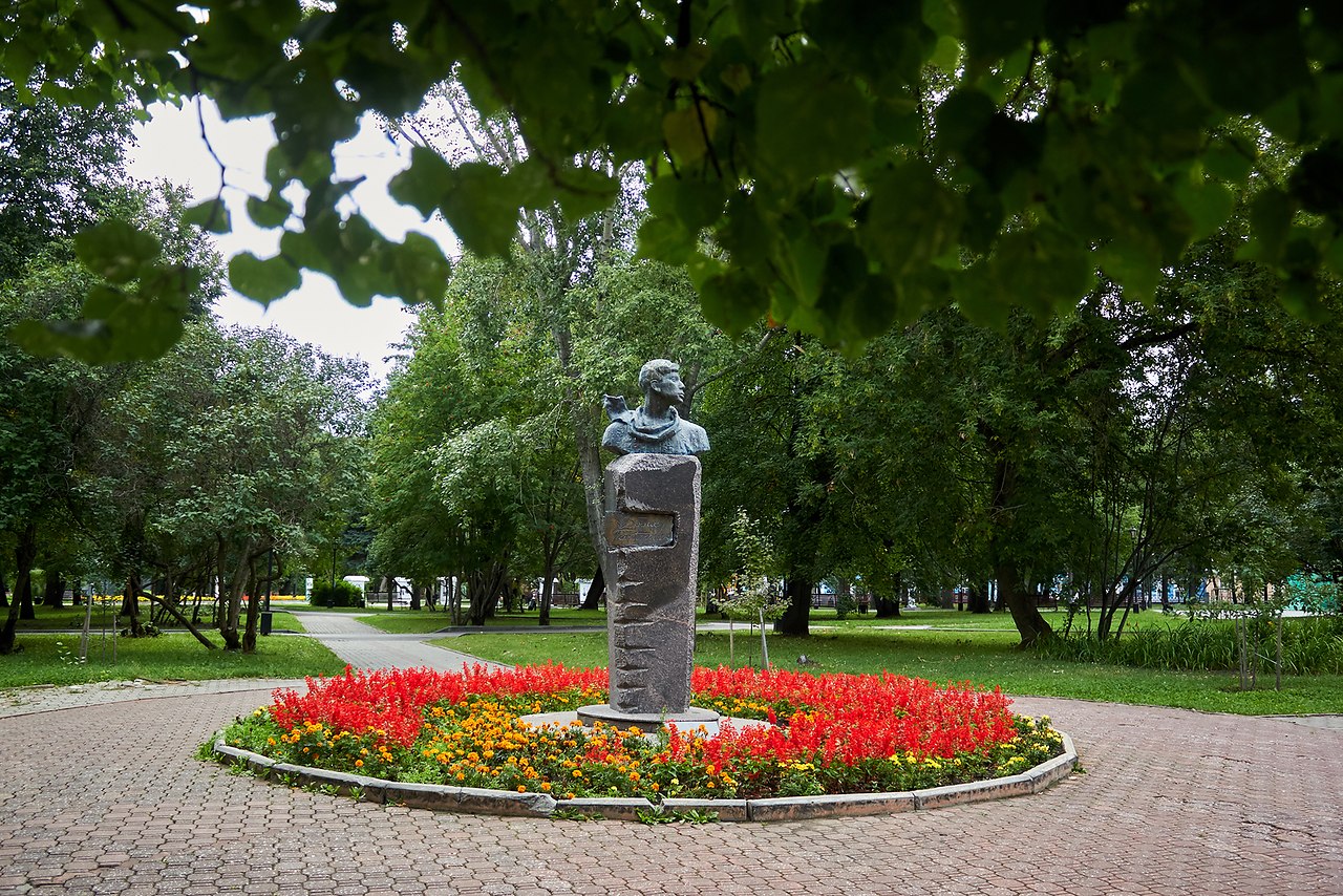 Иные говорят: «…пора о вечном!».О вечном думать?.. Это ж ерунда.Как знать, я может несколько ...