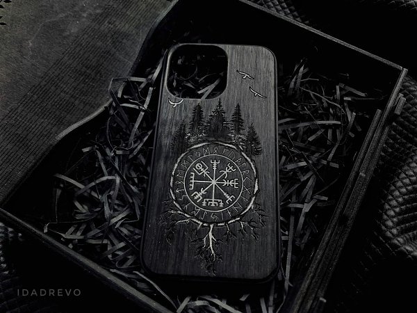 Три факта о деревянном чехле для смартфона: 1. Чехол по бокам выполнен из прочного силикона с ...