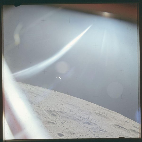Фото Земли с поверхности Лyны, сделанное экипaжем Apollo 15, 52 года назaд.