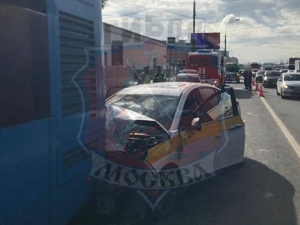 На Каширском шоссе таксист столкнулся с рейсовым автобусом, который находился на остановке. Четыре ...