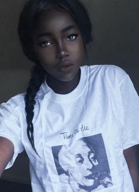 Лола Чуева — девушка, которая привлекает внимание своей необычной внешностью. Её кожа цвета угля, ...