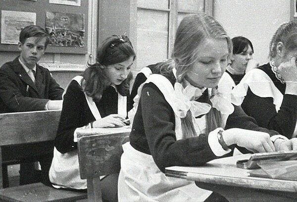 70-х ДЕВОЧКИ, какими же вы были? Носили форму школьную и искренно любили. А дома из фланели, халатик ...