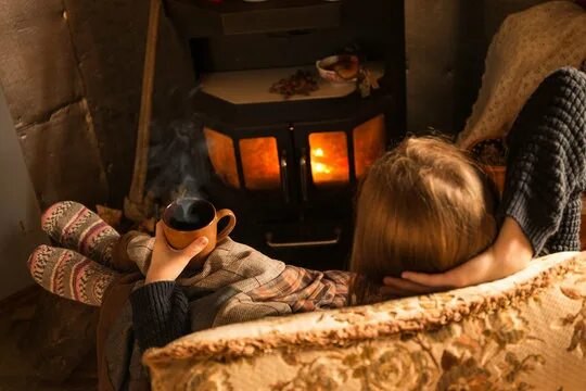 Во мне замерзает солнце... Я прячусь в холодный плед. Возможно, тепло вернётся, А может, уже и ...