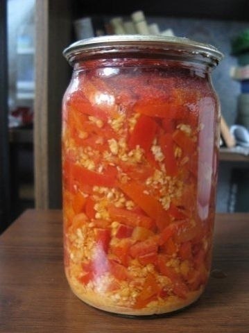 Перец с чесноком. Сильно остро...но вкусно! 5 кг красного сладкого перца 3-4 стручк горького перца ...