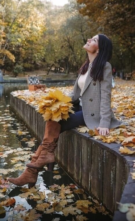 День за днём, неделька за неделькой.Паутинок осень вьёт кудельку.Собрала в плетушки ...